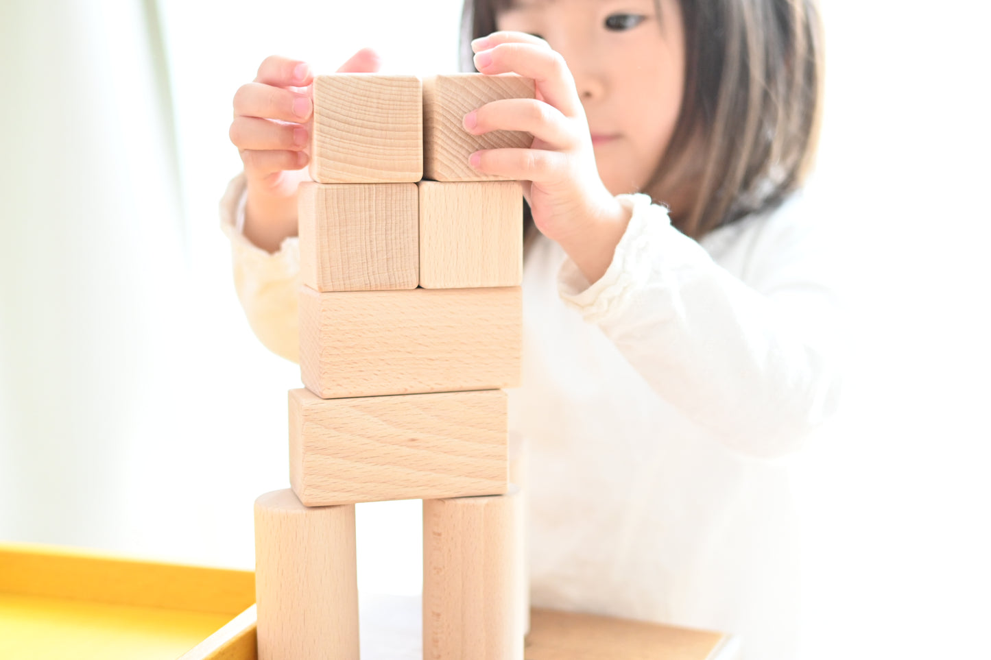 小さな太陽シリーズつみきを積み上げる女の子