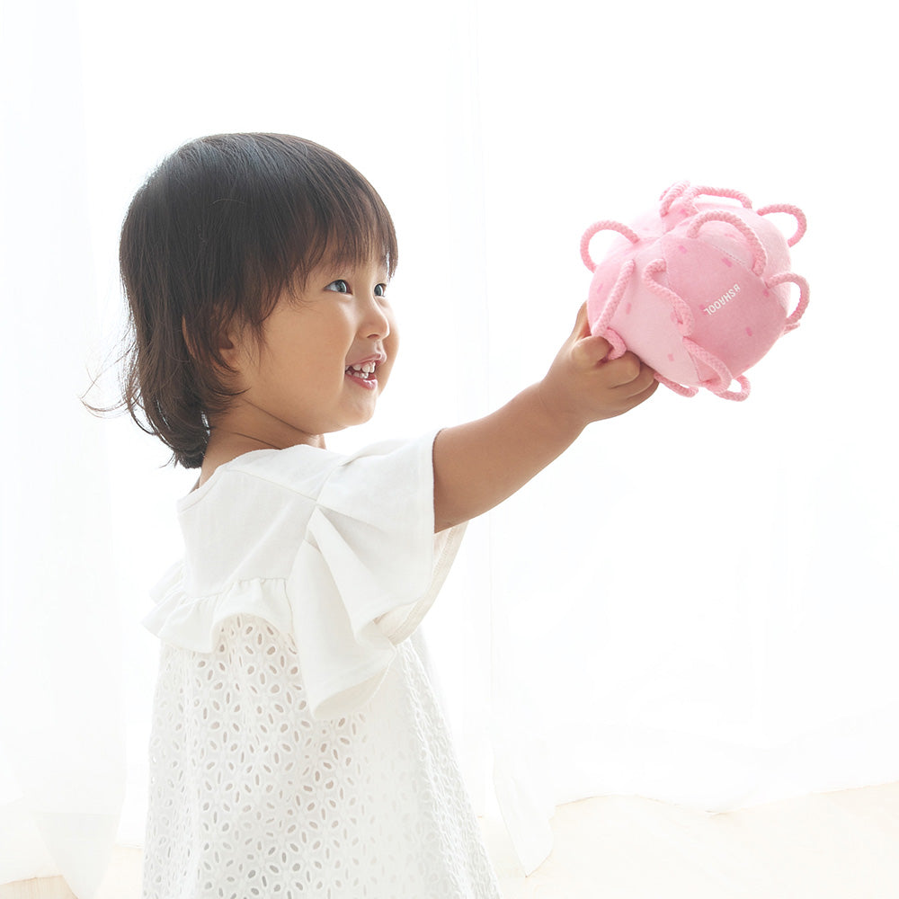 右手にわっかボールももを持つ子供