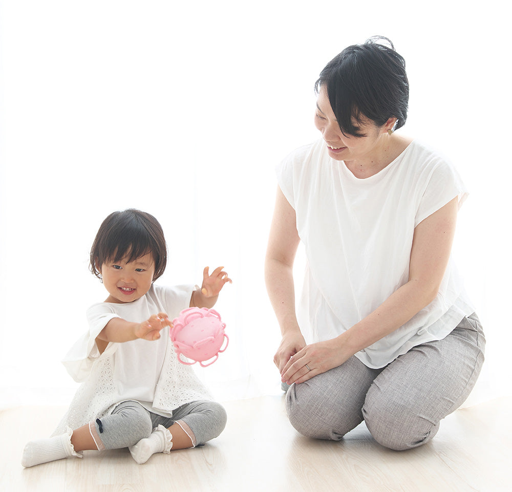 わっかボールももで遊ぶ親子