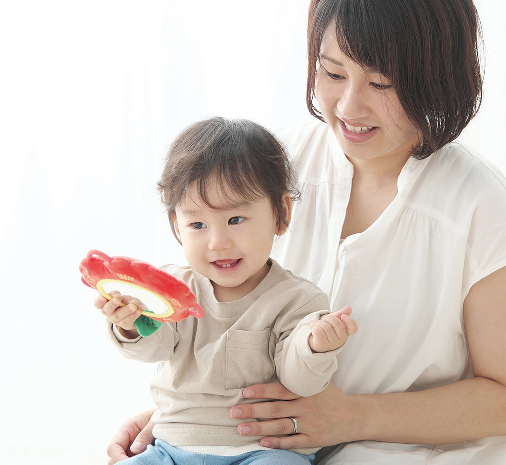 わっかミラーつばきで遊ぶ親子
