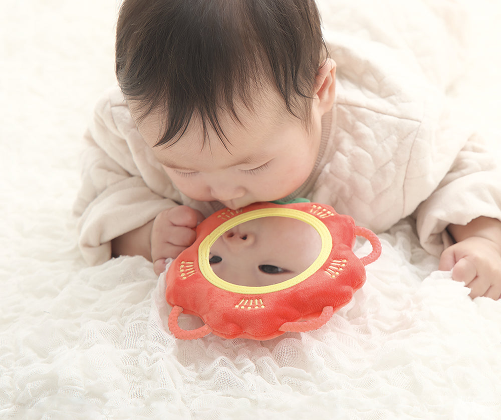 わっかミラーつばきのミラーをのぞき込む赤ちゃん