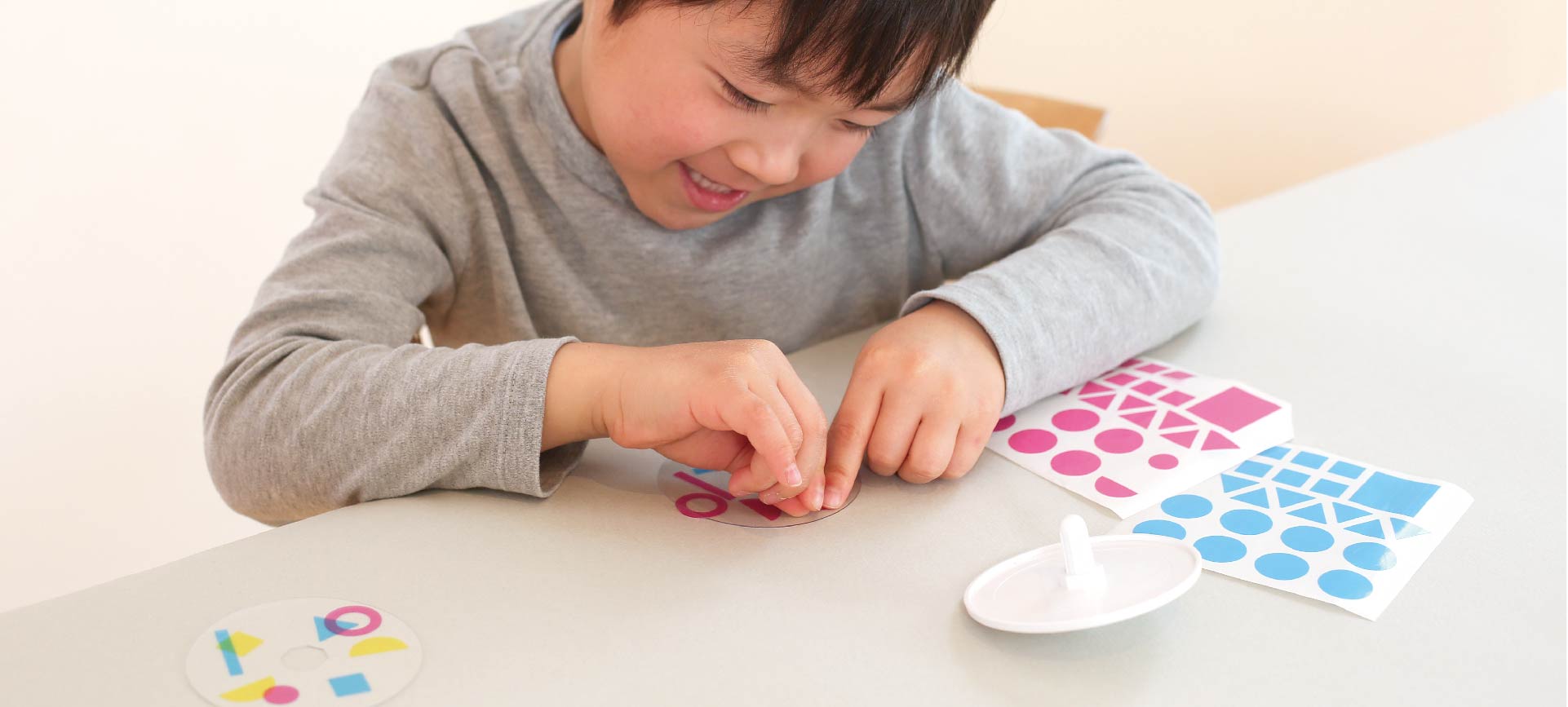 いろコマにシールを貼る男の子