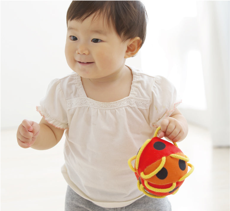 わっかボールミニてんとうむしで遊ぶあかちゃん